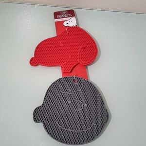 NWT PEANUTS 2 Pack Silicone Trivets Red SNOOPY & Gray CHARLIE BROWN Kitchen gift